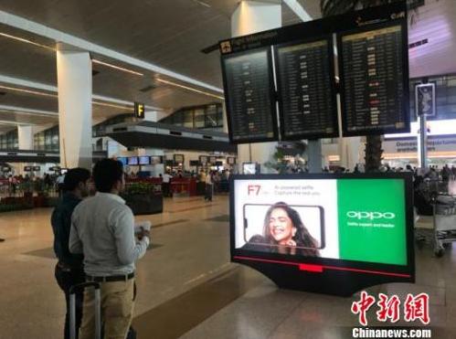 在新德里机场的oppo广告牌 蔡敏婕 摄