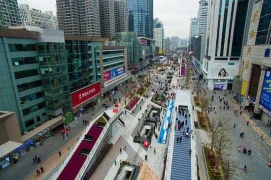 被誉为“中国电子第一街”的华强北商圈。 新华社记者 毛思倩 摄