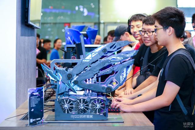 与众多终端厂商的暧昧中，藏着英特尔的游戏生态