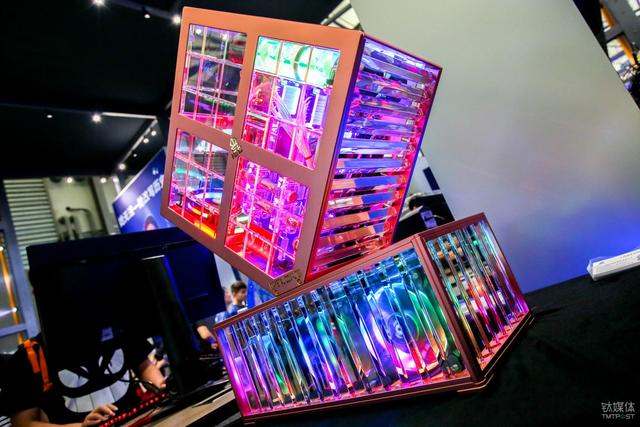 与众多终端厂商的暧昧中，藏着英特尔的游戏生态