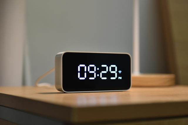 能听会说/高颜值 小米小爱智能闹钟开箱体验