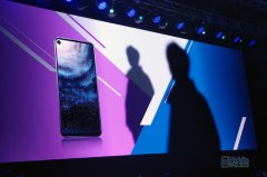 强本地化+时尚潮流 黑瞳全视屏三星Galaxy A8s发布