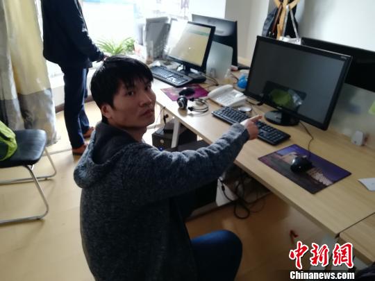 广西警方在山西阳泉抓捕“网络水军”案现场。　警方供图 摄