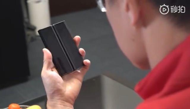 小米公布全球第一款双折叠智能手机