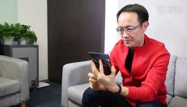 小米公布全球第一款双折叠智能手机
