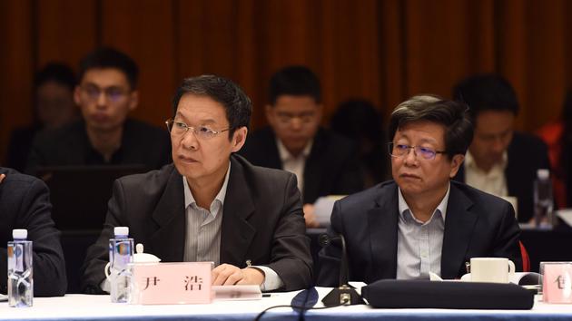 全国政协委员、中科院院士、通信网络技术专家尹浩（左）参加全国政协小组会议。宿东摄