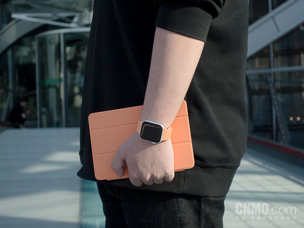 木瓜色的Apple Watch表带以及iPad mini保护盖