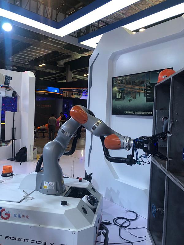 探营人工智能大会：腾讯秀工业巡检机器人，阿里展地铁售票机