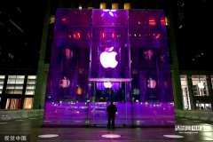 2019苹果秋季发布会举办在即 纽约苹果旗舰店亮起彩虹色灯光