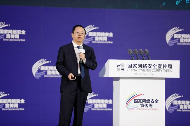 360集团董事长兼CEO周鸿祎在2019年国家网络安全宣传周上为天津的营商环境点赞。 天津广播微信公号 图