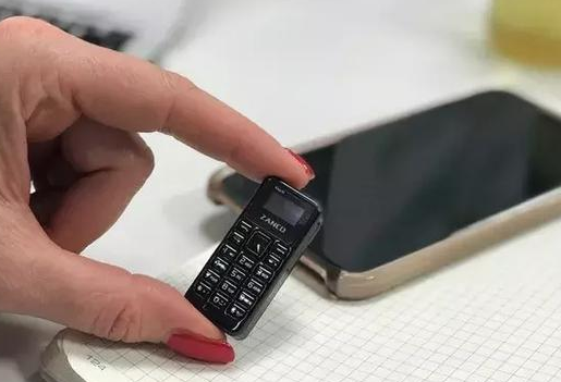比拇指还小，比硬币更轻，这部迷你手机要萌出血啦