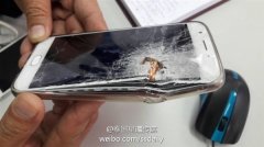 疑似中国产手机泰国枪战中挡下子弹救人