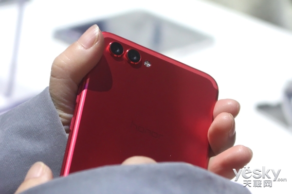 荣耀V10旗舰上手体验,用人工智能开挂吃鸡和王者荣耀的手机?