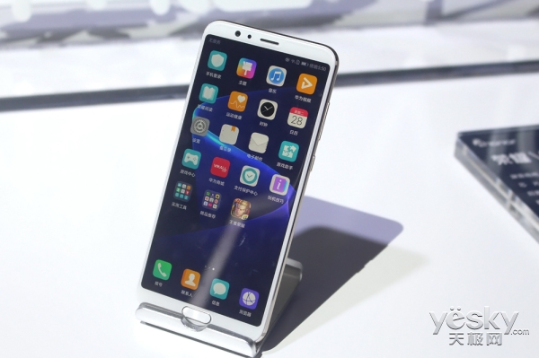 荣耀V10旗舰上手体验,用人工智能开挂吃鸡和王者荣耀的手机?