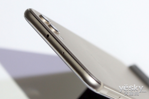 荣耀V10旗舰上手体验,用人工智能开挂吃鸡和王者荣耀的手机?