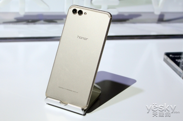 荣耀V10旗舰上手体验,用人工智能开挂吃鸡和王者荣耀的手机?