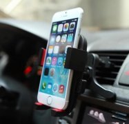 开车用手机导航时手机放这里是最安全的 大部分车主都会放