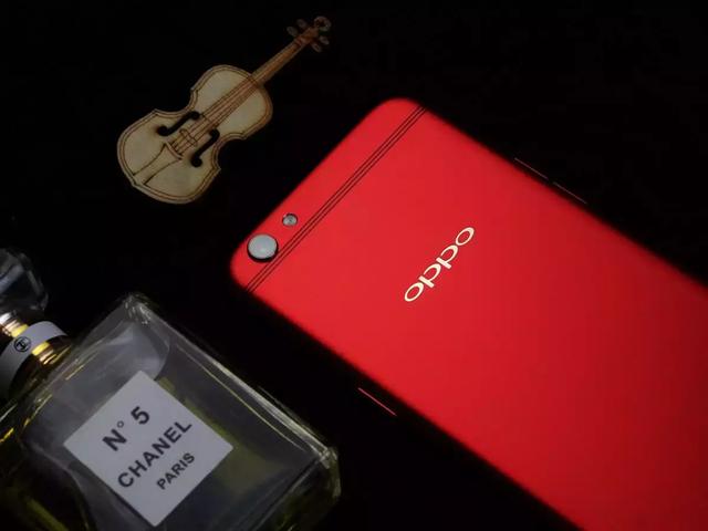 OPPO A79手机又特别添加了一款全新的配色—冰焰蓝