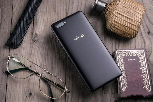 业内首款屏下指纹手机，vivo X20Plus全面屏手机全球首发