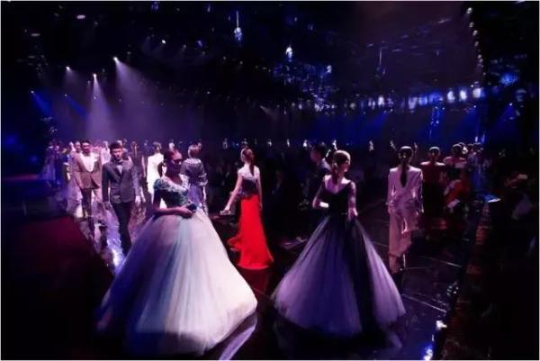 8848钛金手机，成功男士的标志