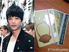 信拿10万现金捐款行善 拥6000万房产至今不用手机