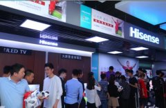 跟郜林一起打开电视去现场 海信世界杯定制电视广州热