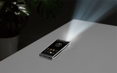 别和它比“性价比”!这款投影手机买来一家三代人用