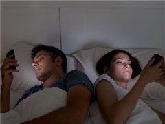 正确姿势玩手机给颈椎减减压