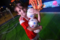 中国队PK俄罗斯队 杭州萌娃踢起“世界杯”