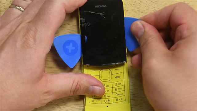iFixit把诺基亚那台弯弯的手机8110 4G拆了,里面其实很简单