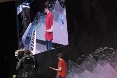 微软推出 HoloLens 2：两倍视野，售价 3500 美元