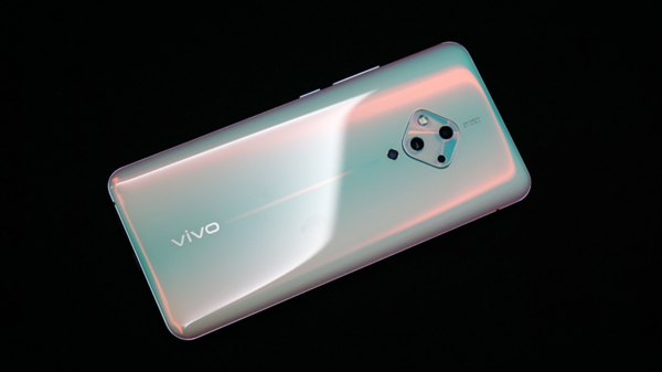 以“挖孔屏”为趋势的全屏幕设计潮流  由 vivo S5 开启